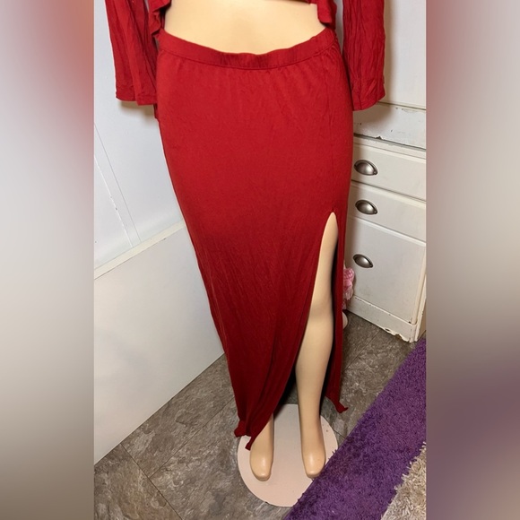 Elegant Red Women's Skirt Set - Picture 3 of 5